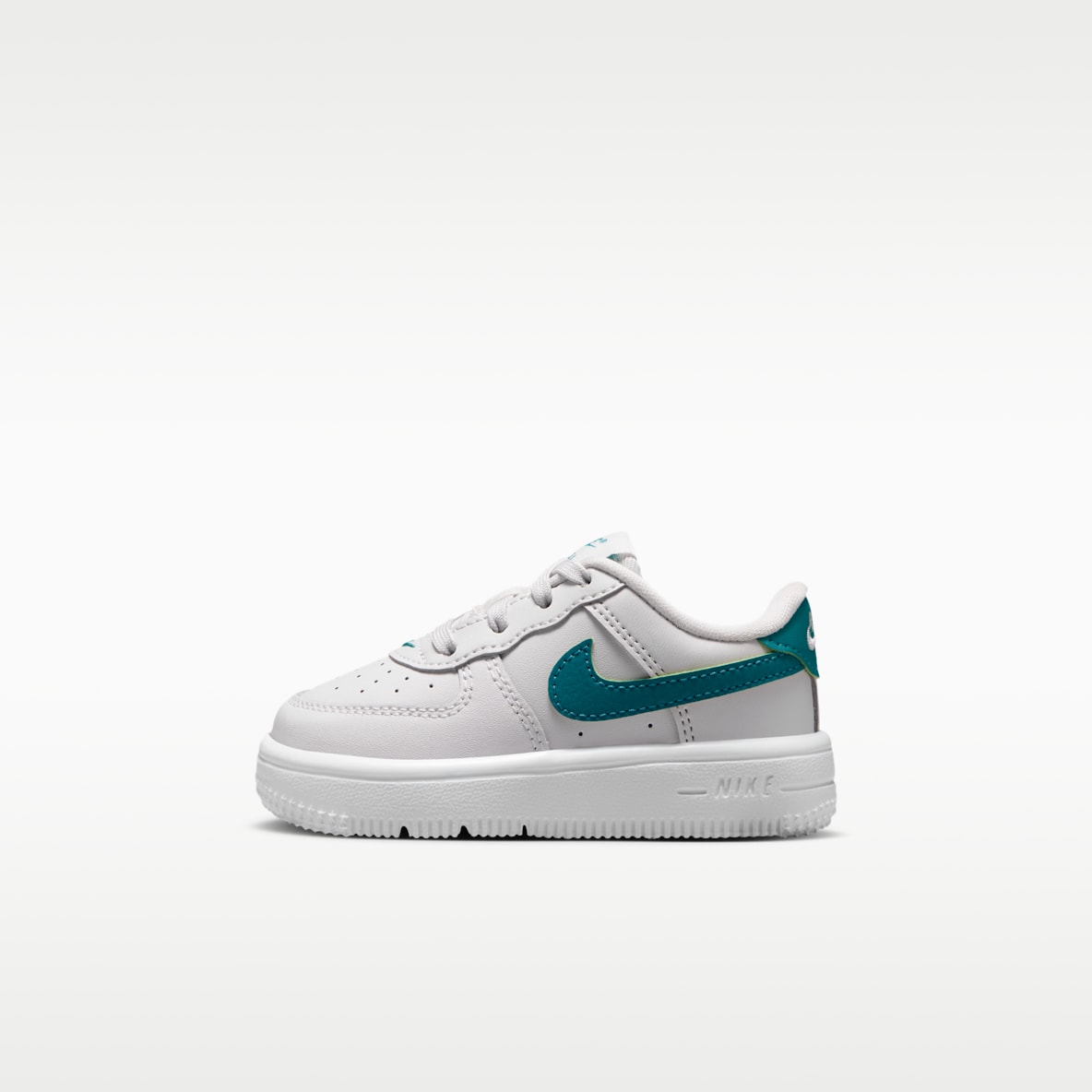 NIKE公式】 キッズ エアフォース1 ホワイト（白）シューズ【ナイキ公式